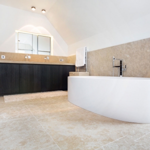 Italian Beige Kalksteen in de badkamer