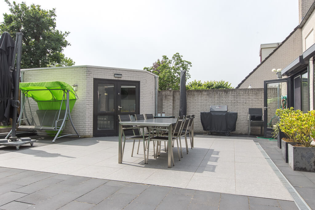 belgisch-hardsteen-look-grijs-geschuurd-keramiek-terrastegels-outdoor