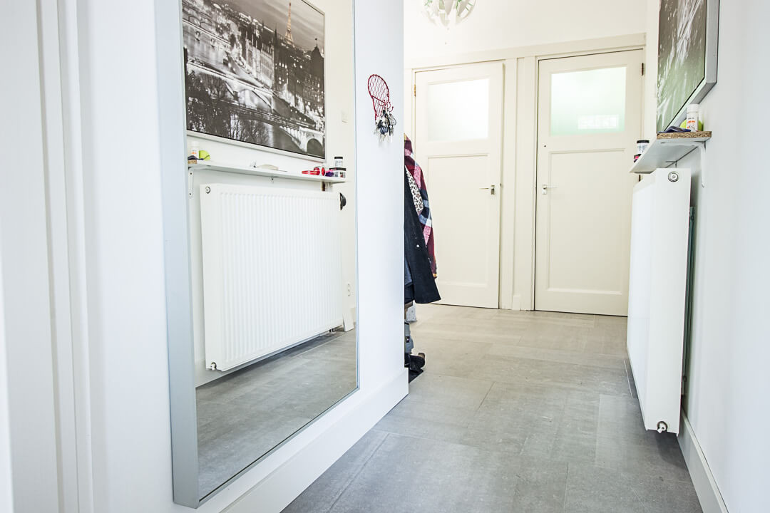 Belgisch Hardsteen Raamzaag Gezaagd Keramiek in Hal met grote spiegel