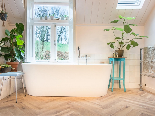 Ambachtelijke Friese Witjes Lichte Mix in badkamer met houtlook keramische tegels.