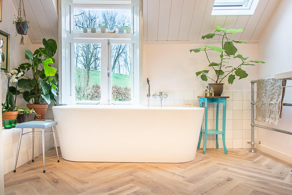Ambachtelijke Friese Witjes Lichte Mix in badkamer met houtlook keramische tegels.