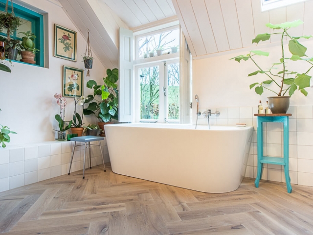 Friese Witjes Lichte Mix in badkamer met houtlook keramische tegels.