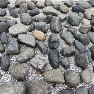 Beach Pebbles Black in de tuin