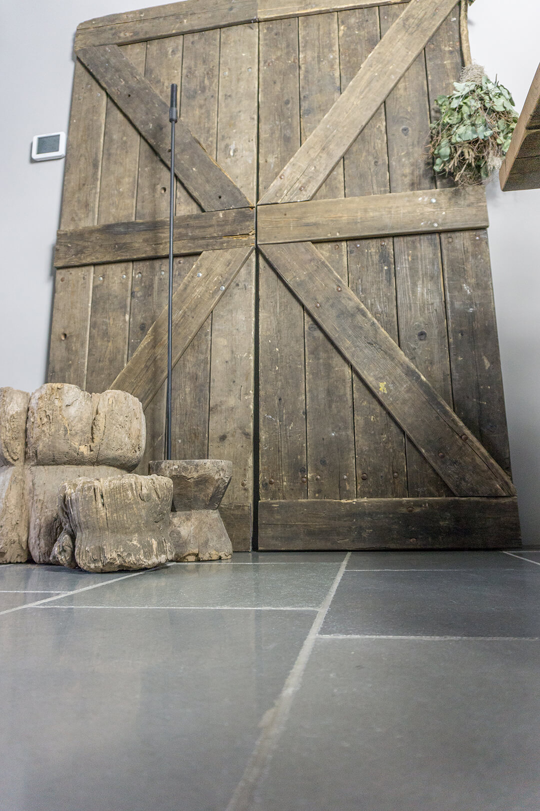 Cottage Stone Grey met oude houten deur