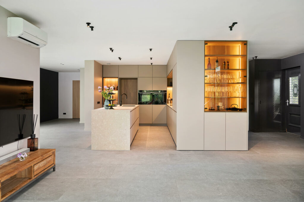 04_belgisch-hardsteen-look-grijs-geschuurd-keramiek-vloertegels-wandtegels-keuken