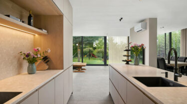 05_belgisch-hardsteen-look-grijs-geschuurd-keramiek-vloertegels-wandtegels-keuken