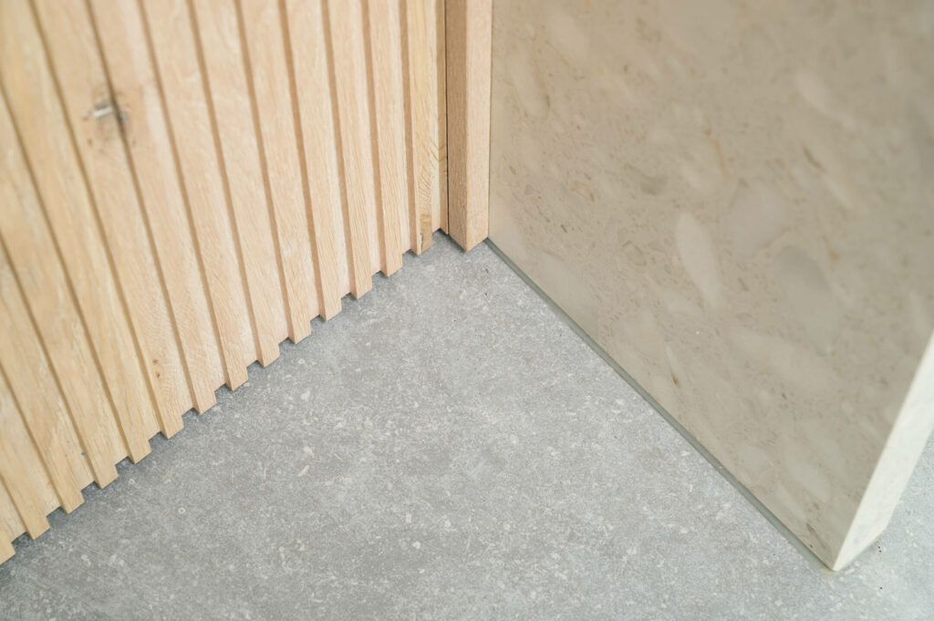 11_belgisch-hardsteen-look-grijs-geschuurd-keramiek-vloertegels-wandtegels-woonkamer