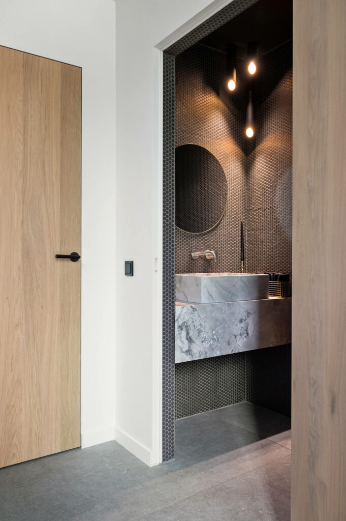 14_belgisch-hardsteen-look-grijs-geschuurd-keramiek-vloertegels-wandtegels-badkamer