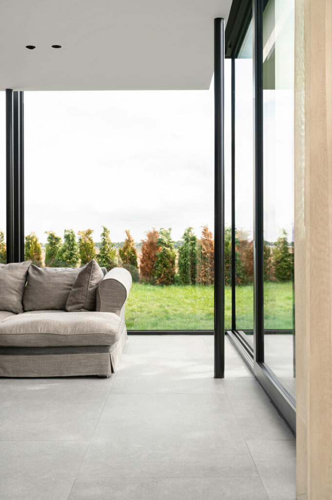 15_belgisch-hardsteen-look-grijs-geschuurd-keramiek-vloertegels-wandtegels-woonkamer