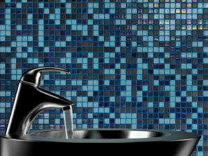 Deze mix van donker en licht blauw glasmozaïek geeft een mooie uitstraling in uw badkamer