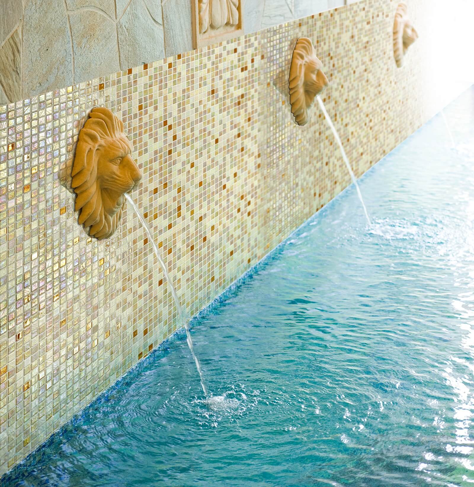 Prachtige leeuwenkop waterspugers in een zwembad van Ezarri glasmozaïek Bellini