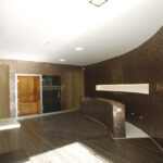 donkerbruin met goud glasmozaïek wat hier mooi verwerkt in een sauna van een wellness