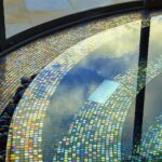 Glasmozaiek voor bubbelbad trap in een kleuren mix van metaal goud, zilver en koper