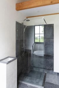 douche-badkamer-bad-belgisch-hardsteen-raamzaag-gezaagd-wellness-spa-sauna