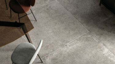 concrete-dark-grey-keramiek-vloertegels-woonkamer-2