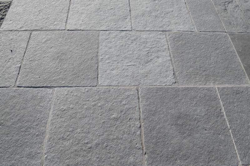 natural-grey-kalksteen-terrastegels-terras-1