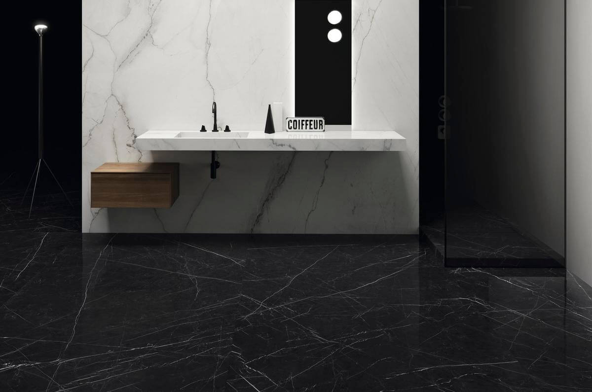 ariostea-ultra-marmi-nero-marquina-marmerlook-keramiek-1-gezoet-vloertegels-badkamer-1